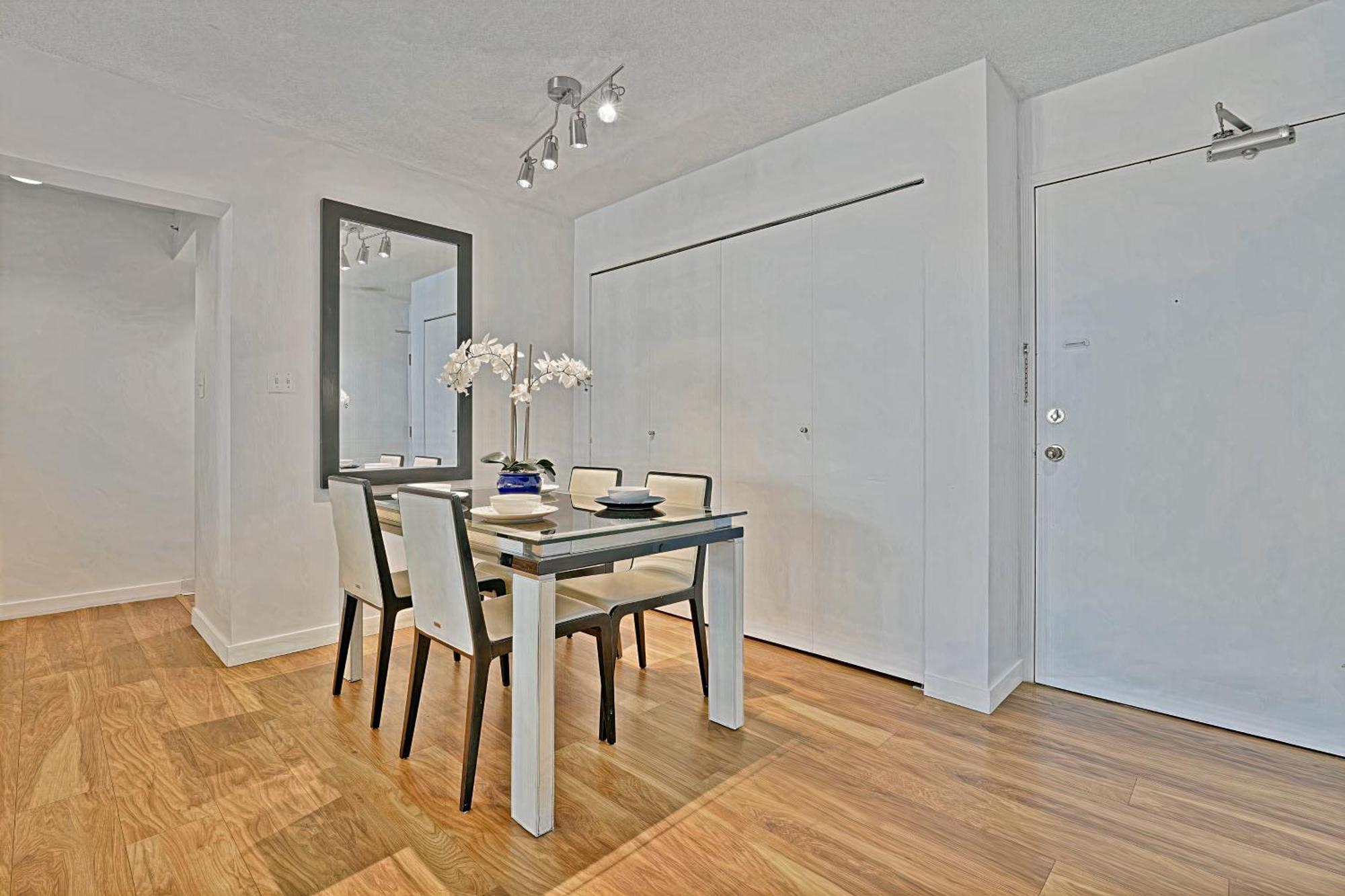 Prime Location Stylish Two-Bedroom Apartment Overlooking Downtown Ванкувер Экстерьер фото