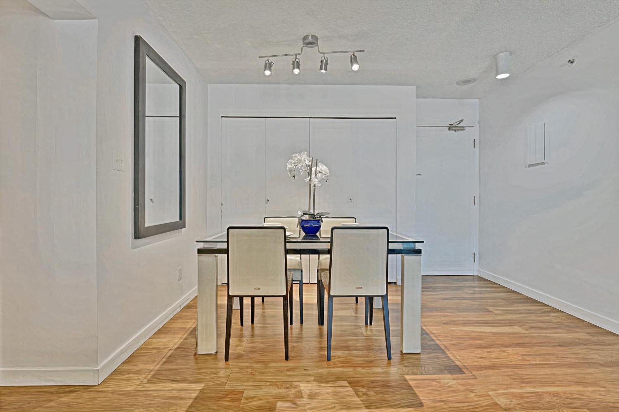 Prime Location Stylish Two-Bedroom Apartment Overlooking Downtown Ванкувер Экстерьер фото