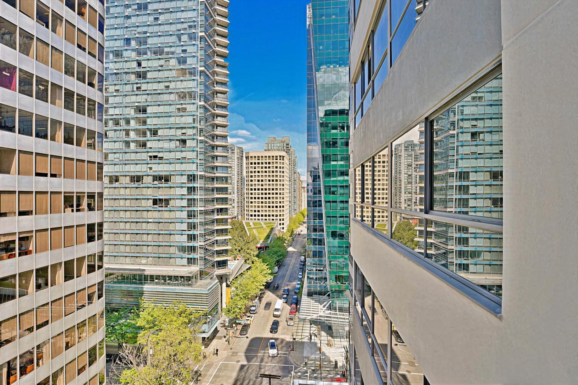 Prime Location Stylish Two-Bedroom Apartment Overlooking Downtown Ванкувер Экстерьер фото